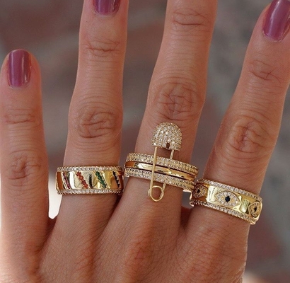 Niebieski Sapphire Biały CZ Eye Kobiety Eternity Band Brass Eternity Ring Dla Kobiet