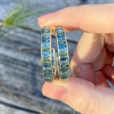 Biżuteria Główny Materiał Srebrny baguette Niebieski i zielony Topaz Stud Hoops dla klasycznego stylu