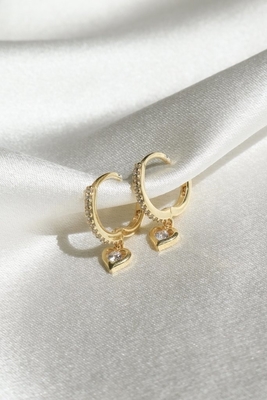 Złote Mini Dangle Heart CZ Huggie Kolczyki Dodaj dotyk uroku do swojego wyglądu