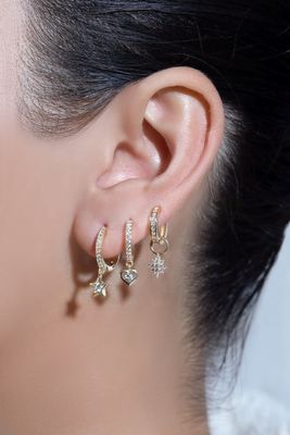 Złote Mini Dangle Heart CZ Huggie Kolczyki Dodaj dotyk uroku do swojego wyglądu