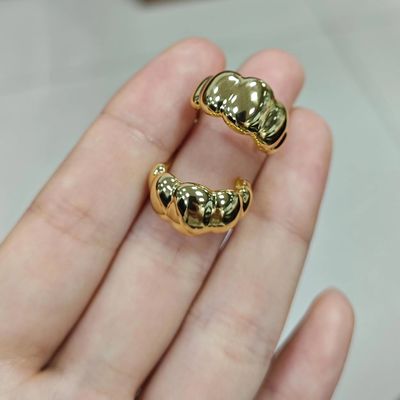 18K złota Rhodium Płaty półksiężycowe Stud kolczyki Elegantne kolczyki Dome Hoop kolczyki dla kobiet, idealne do codziennego & imprezy