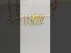 Pierskie kolczyki z białej cyrkonii sześciennej i różowej emalii