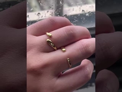 Ręcznie wykonany z oryginalnego srebra 925, ten akcesorium łączy w sobie wyrafinowany styl z trwałością.